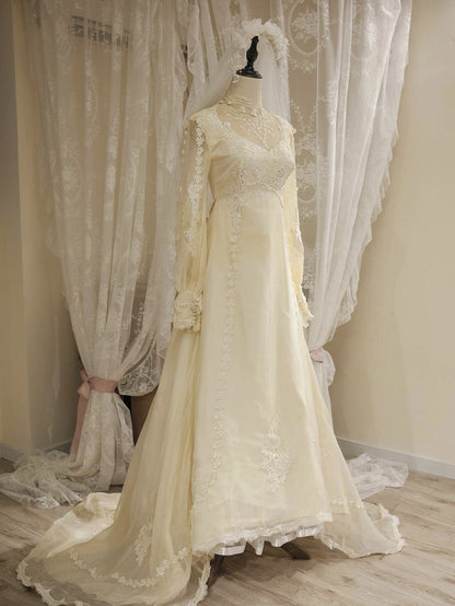 Simple A-Line Jewel Neck Bridal Gowns Sheer Long Sleeve Appliques Beads Tulle Wedding Dress AP3173