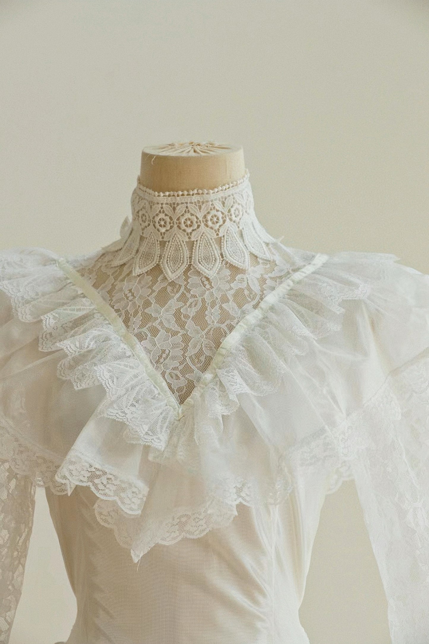 Minimalist A-Line High Collar Bridal Gowns Bow Lace Tulle Wedding Dress AP3174