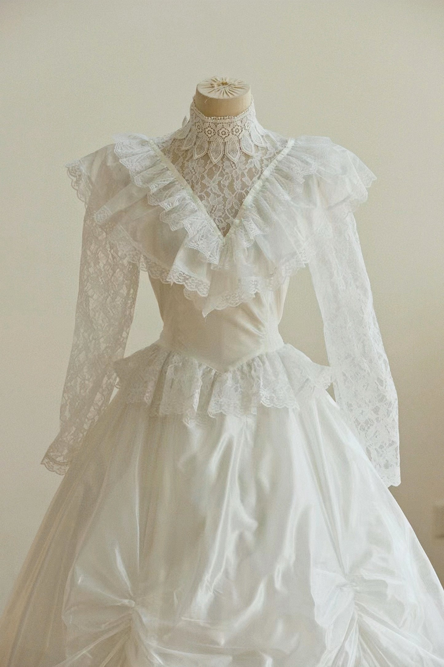 Minimalist A-Line High Collar Bridal Gowns Bow Lace Tulle Wedding Dress AP3174