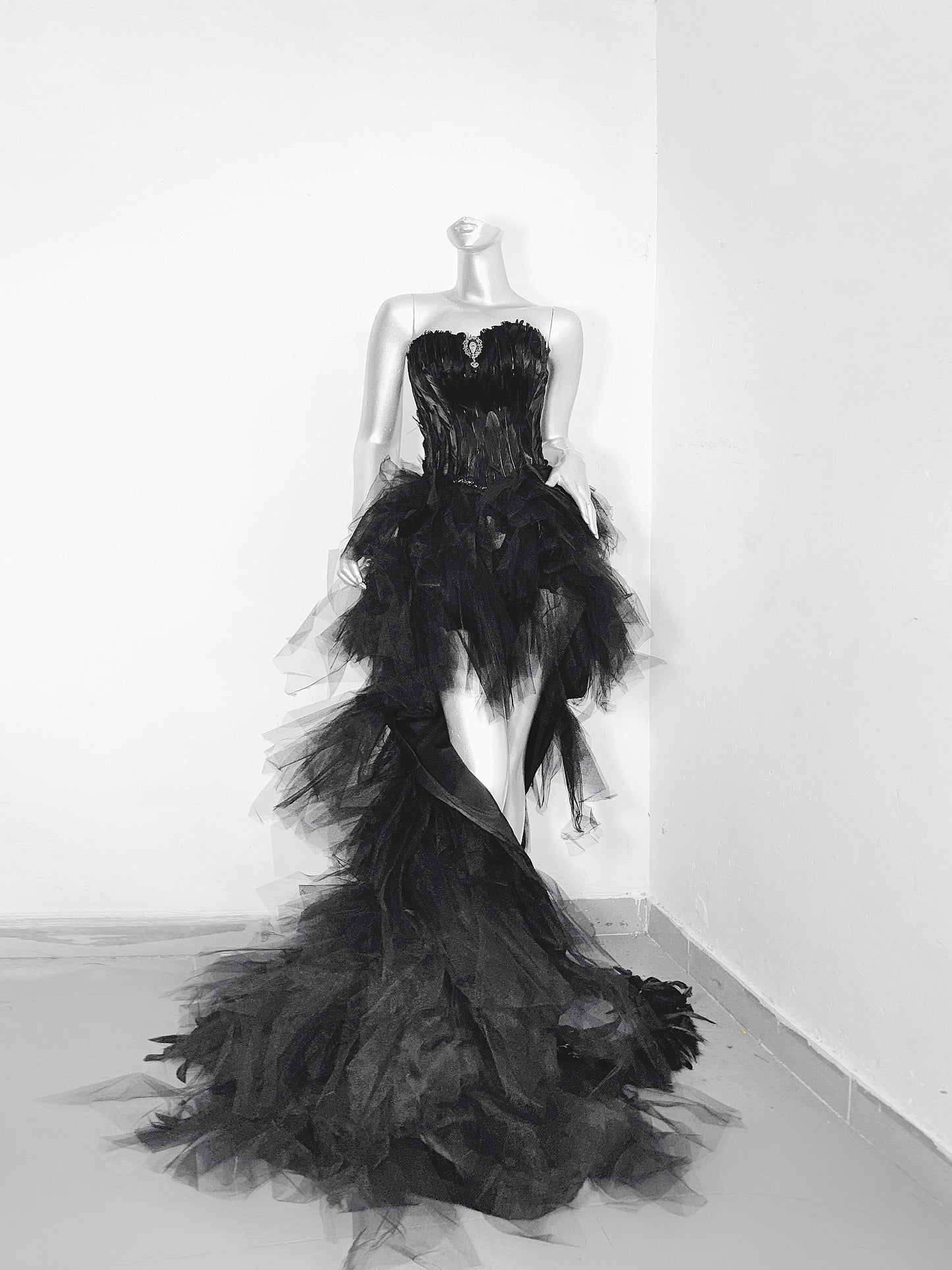 Modern Strapless A-Line Birthday Gowns With Train Rhinestones Feathers Homecoming Dress AP3182