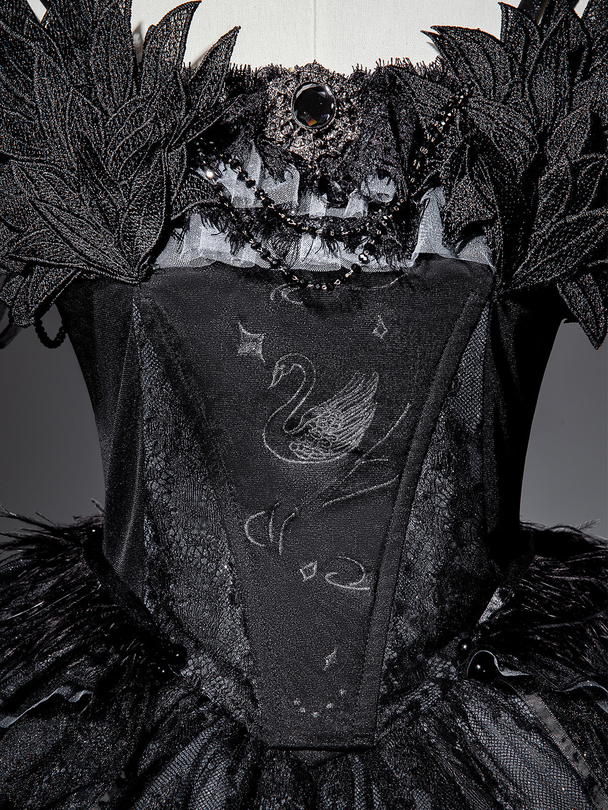 Gothic-Style Off Shoulder A-Line Birthday Gowns Rhinestone Beading Sequins Appliques Embroidery Tulle Homecoming Dress AP3220