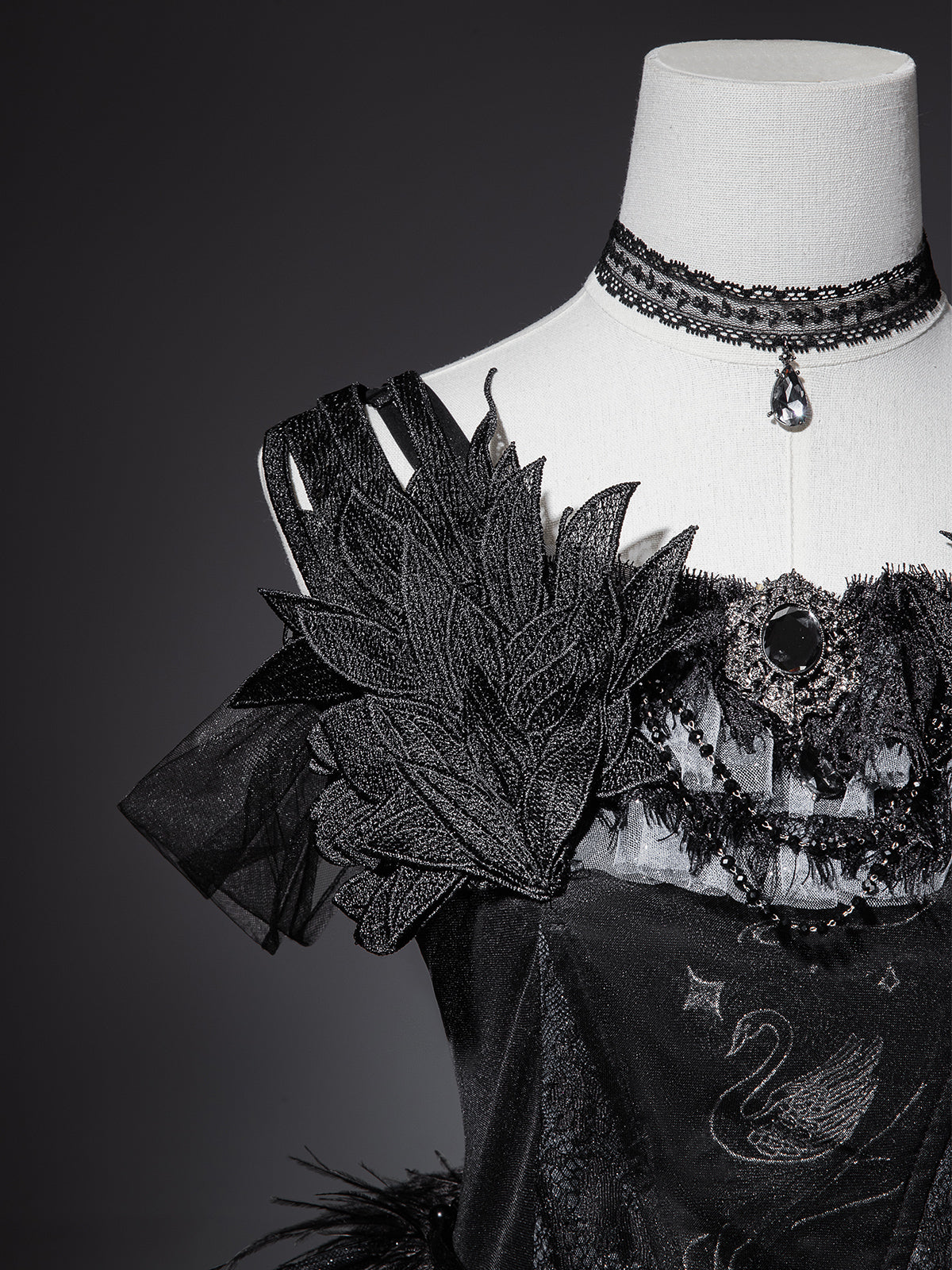 Gothic-Style Off Shoulder A-Line Birthday Gowns Rhinestone Beading Sequins Appliques Embroidery Tulle Homecoming Dress AP3220