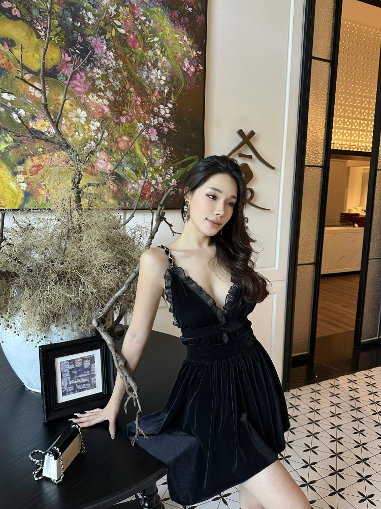 Casual Black A-Line Mini Dress Charming Spaghetti Strap Ruffles Hem Velvet Short Dress AP3298