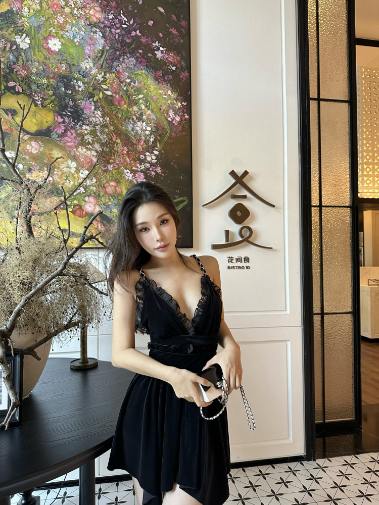 Casual Black A-Line Mini Dress Charming Spaghetti Strap Ruffles Hem Velvet Short Dress AP3298