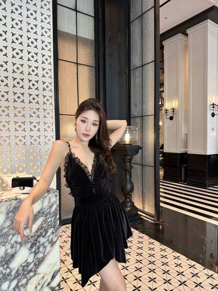 Casual Black A-Line Mini Dress Charming Spaghetti Strap Ruffles Hem Velvet Short Dress AP3298