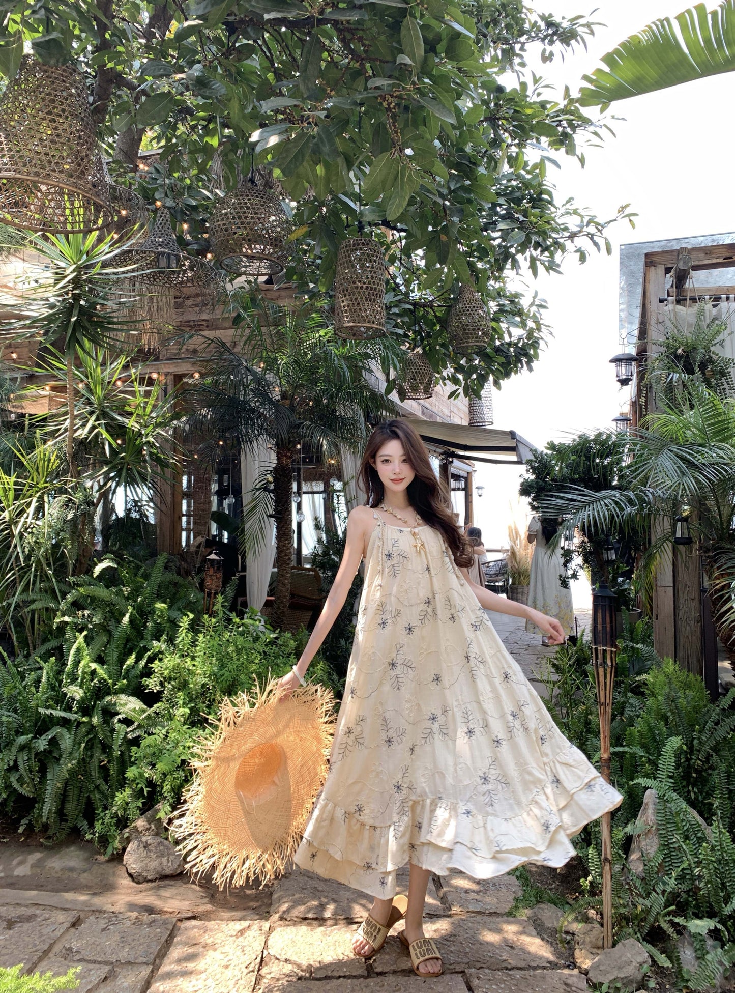 Fitted Spaghetti Strap A-Line Maxi Dress Stylish Tiered Hem Floral Print Long Dress AP3393