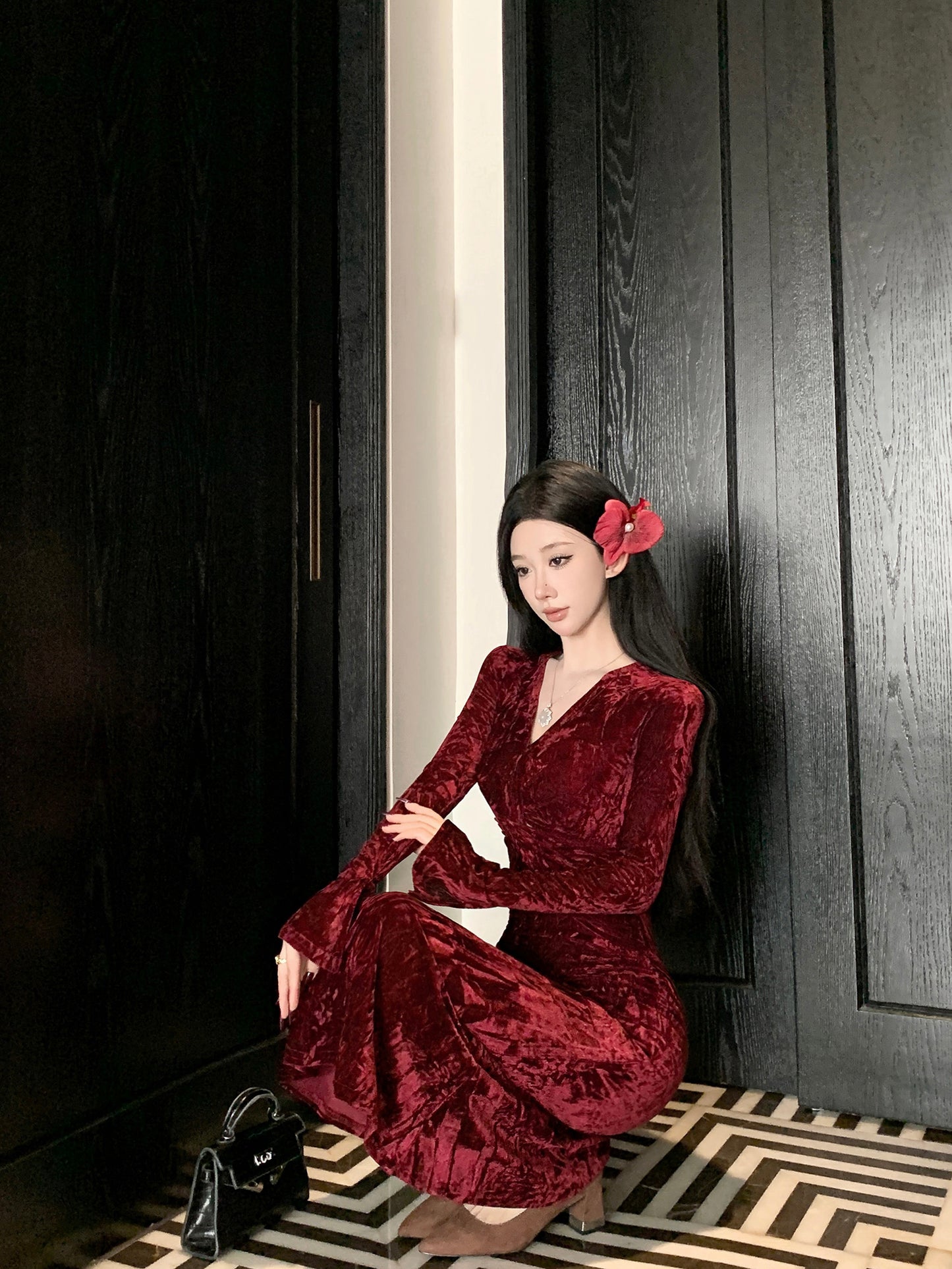 Luxury Mermaid V Neck Red Maxi Dress Sexy Long Sleeve Velvet Evening Long Dress AP3679
