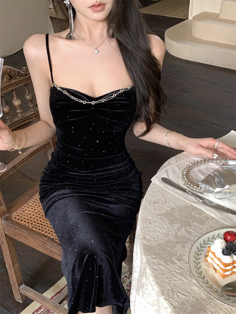 Vintage Black Velvet Spaghetti Strap Maxi Dress Fashionable Sequins Chain Accent Mermaid Long Dress AP3698