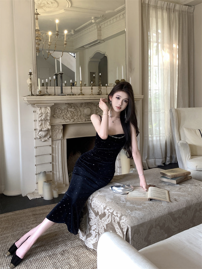 Vintage Black Velvet Spaghetti Strap Maxi Dress Fashionable Sequins Chain Accent Mermaid Long Dress AP3698