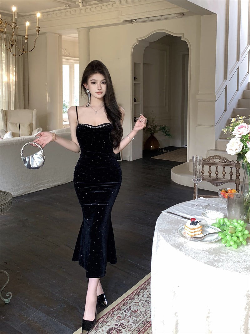 Vintage Black Velvet Spaghetti Strap Maxi Dress Fashionable Sequins Chain Accent Mermaid Long Dress AP3698