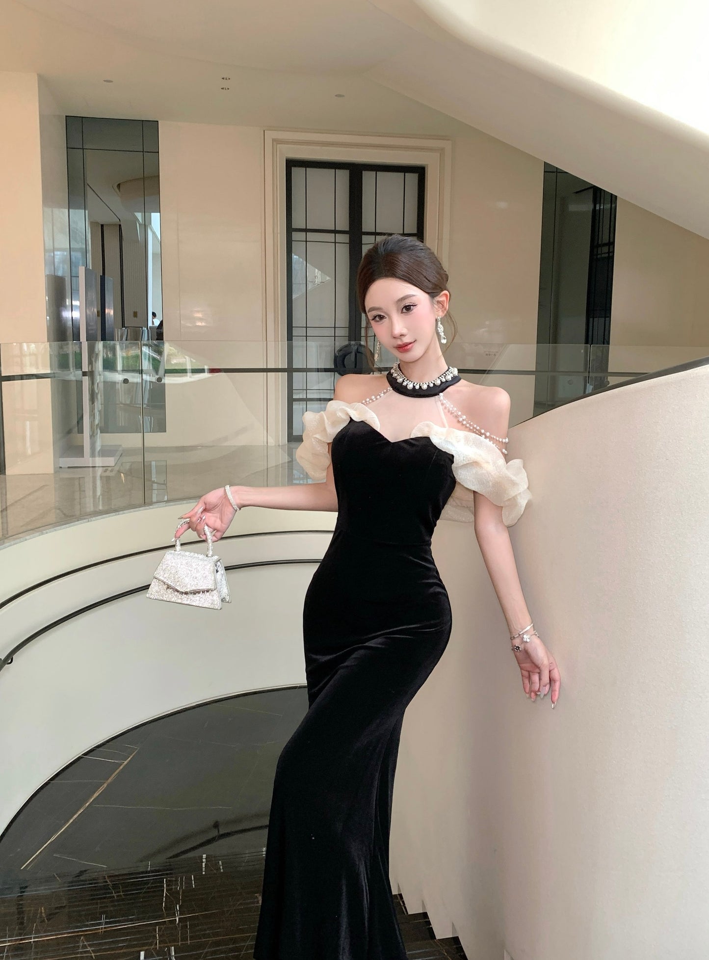 Princess Sheer Tulle Splicing Mermaid Evening Maxi Dress Glittering Beading  Black Velvet Halter Long Dress AP3790