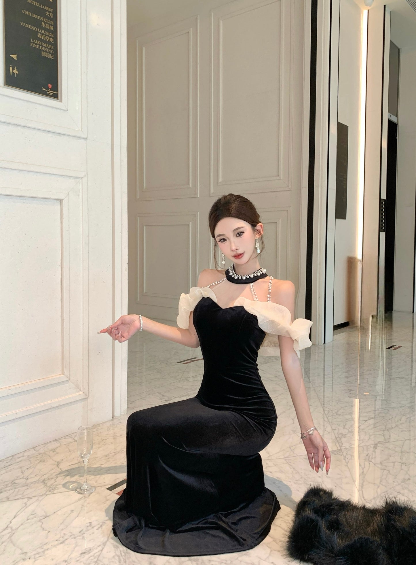 Princess Sheer Tulle Splicing Mermaid Evening Maxi Dress Glittering Beading  Black Velvet Halter Long Dress AP3790