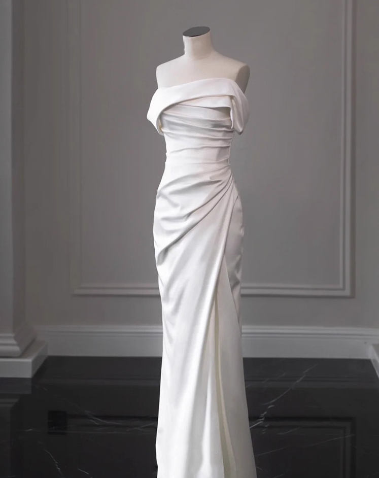 Fashionable Off-Shoulder Sheath High-Slit Bridal Gowns Trendy White Pleated Satin Wedding Dress AP3838