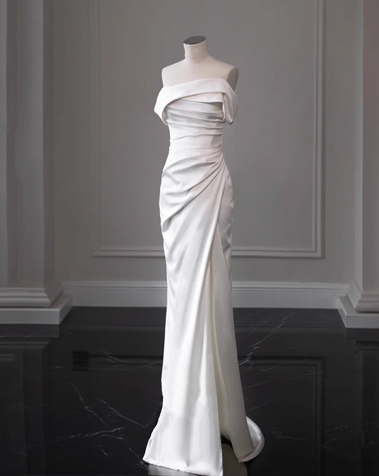 Fashionable Off-Shoulder Sheath High-Slit Bridal Gowns Trendy White Pleated Satin Wedding Dress AP3838