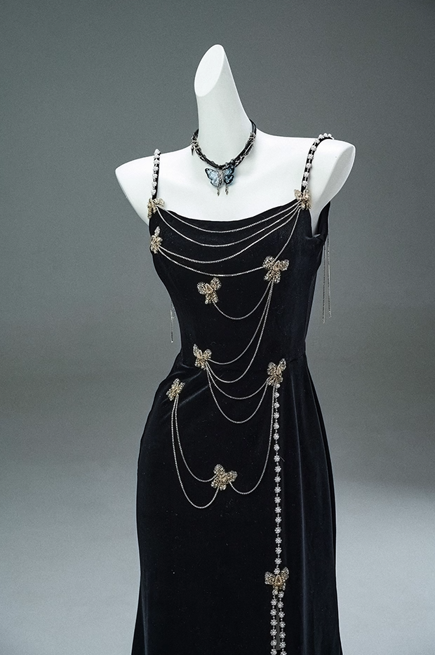 Graceful Sheath Spaghetti Strap Black Evening Dress Chic Velvet Beading Sequins Crystals Prom Dress AP3885