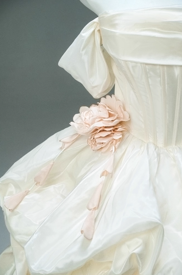 Alluring Off-Shoulder A-Line Evening Gowns Dramatic Handmade Flowers Tulle Tiered Prom Dress AP3895