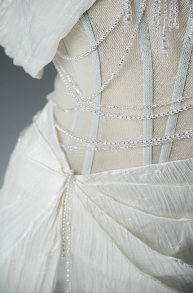 Fashionable Off-Shoulder Sheath Bridal Gowns Fancy Beading Rhinestones Gathered Tulle White Wedding Dress AP3903