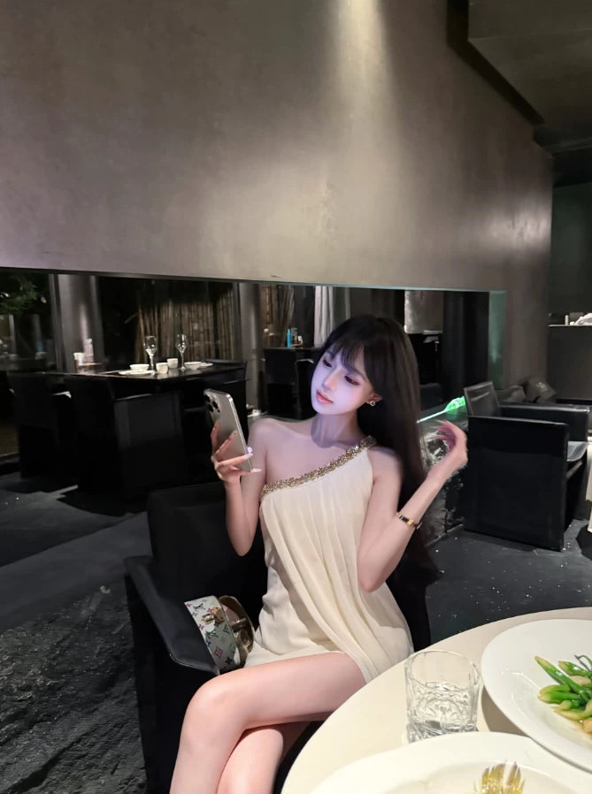 Glamorous One-Shoulder White Tulle Splicing Mini Dress Bodycon Sequins Accent Short Dress AP4038