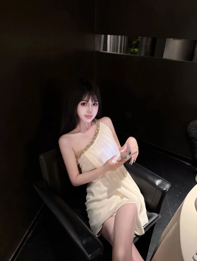 Glamorous One-Shoulder White Tulle Splicing Mini Dress Bodycon Sequins Accent Short Dress AP4038