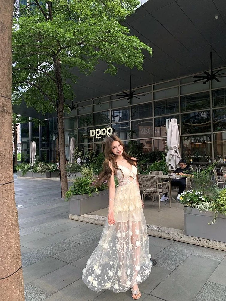 Dramatic A-Line 3D Floral Cutout Maxi Dress Dreamy Spaghetti Straps Splicing Tulle Long Dress AP4039