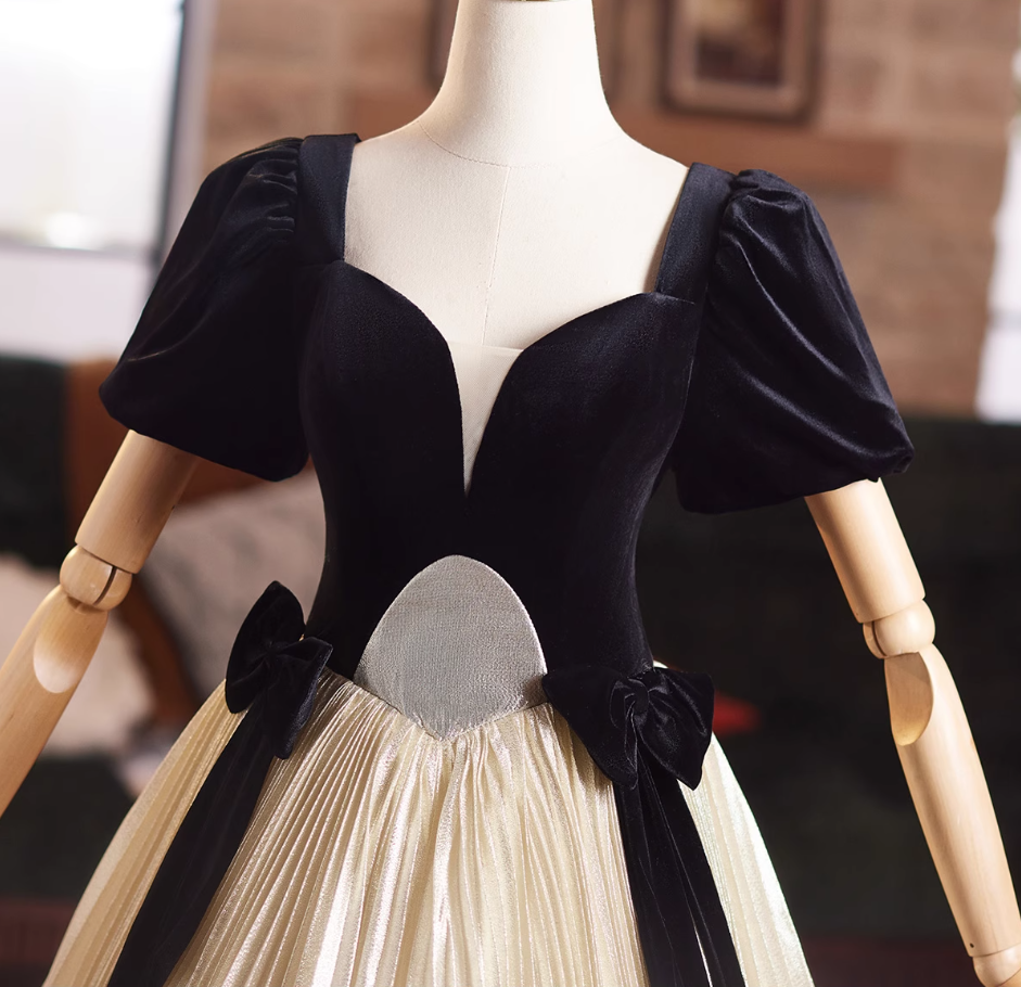 Luxurious Sweetheart Neck A-Line Pleated Sweet 16th Gowns Bows Velvet Short Sleeve Prom Dress AP5028