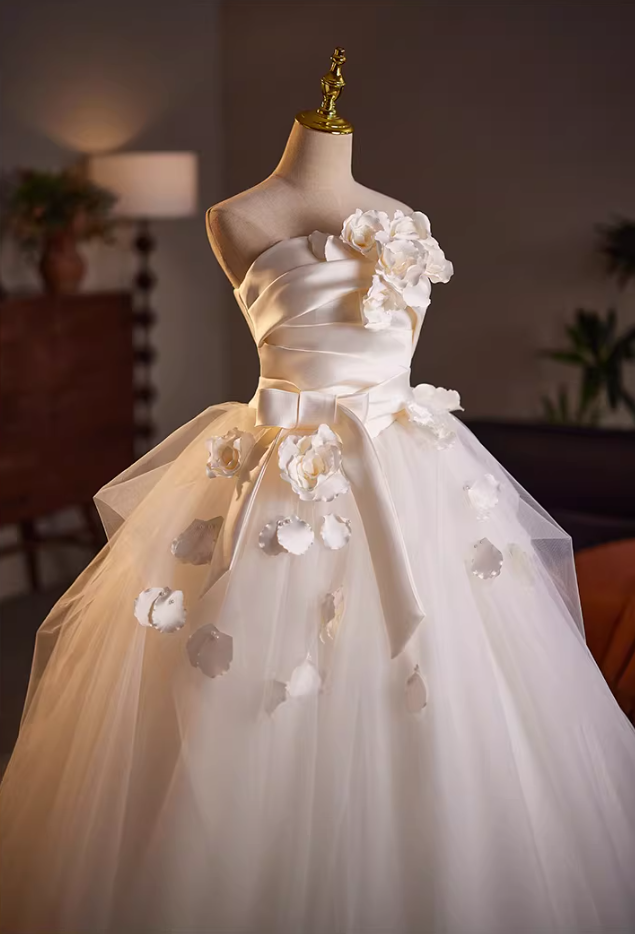 Lovely A-Line Strapless Tulle Bridal Gowns Handmade Flowers Bow Pleated Satin Wedding Dress AP5156