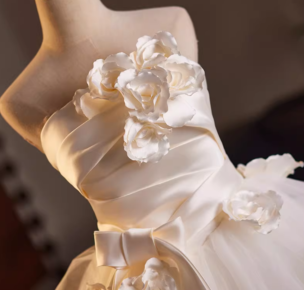 Lovely A-Line Strapless Tulle Bridal Gowns Handmade Flowers Bow Pleated Satin Wedding Dress AP5156
