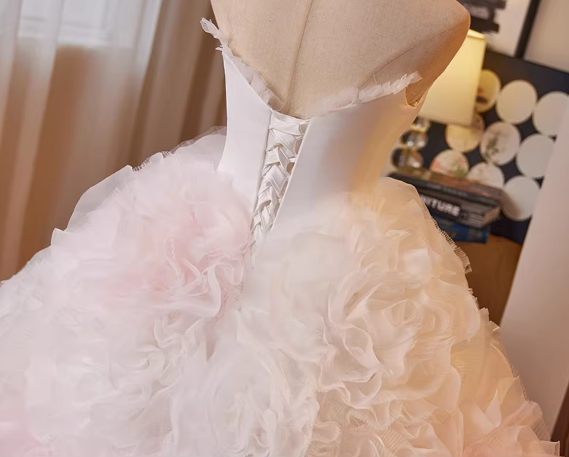 Victorian-Inspired Strapless A-Line Bridal Gowns Ruffles Tulle Wedding Dress AP5264