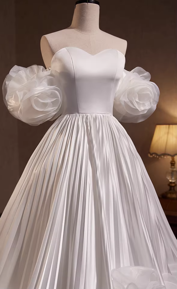 Lovely Strapless A-Line Bridal Gowns Handmade Flowers Pleated Wedding Dress AP5816