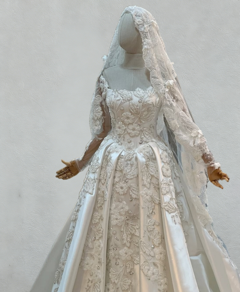 Unique A-Line Off-Shoulder Bridal Gowns Appliques Sequins Long Sleeve Wedding Dress AP6104