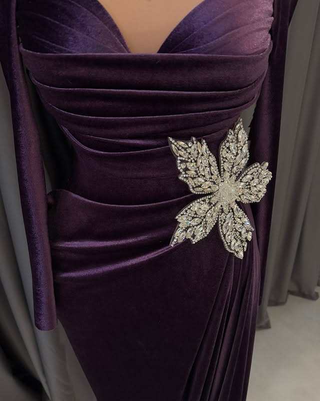 Ornate Sweetheart Neck Sheath High-Slit Evening Gowns Floral Crystals Long Sleeve Prom Dress AP6324
