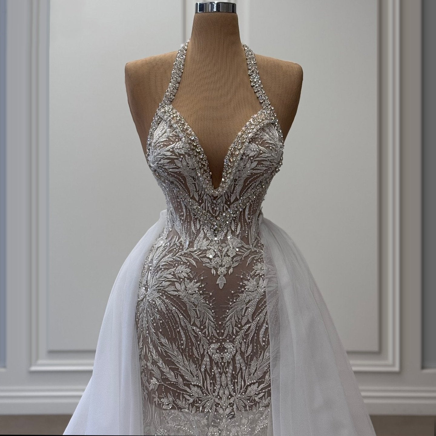 Artistic Halter Neck A-Line Bridal Dress Appliques Sequins Wedding Dress AP6408