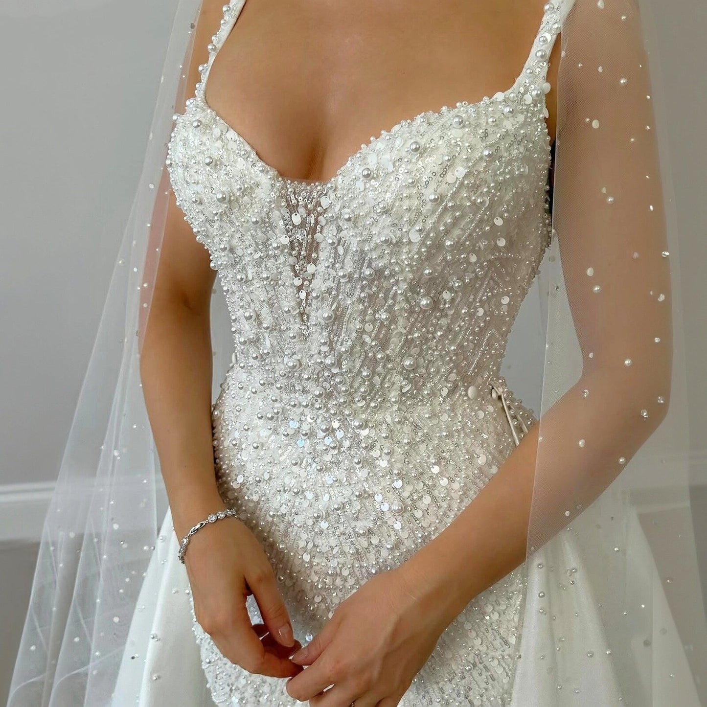 Splendid White Wedding Dress Sequins Beaded Bridal Gowns Spaghetti Strap Mermaid Dress with Detachable Train AP6635
