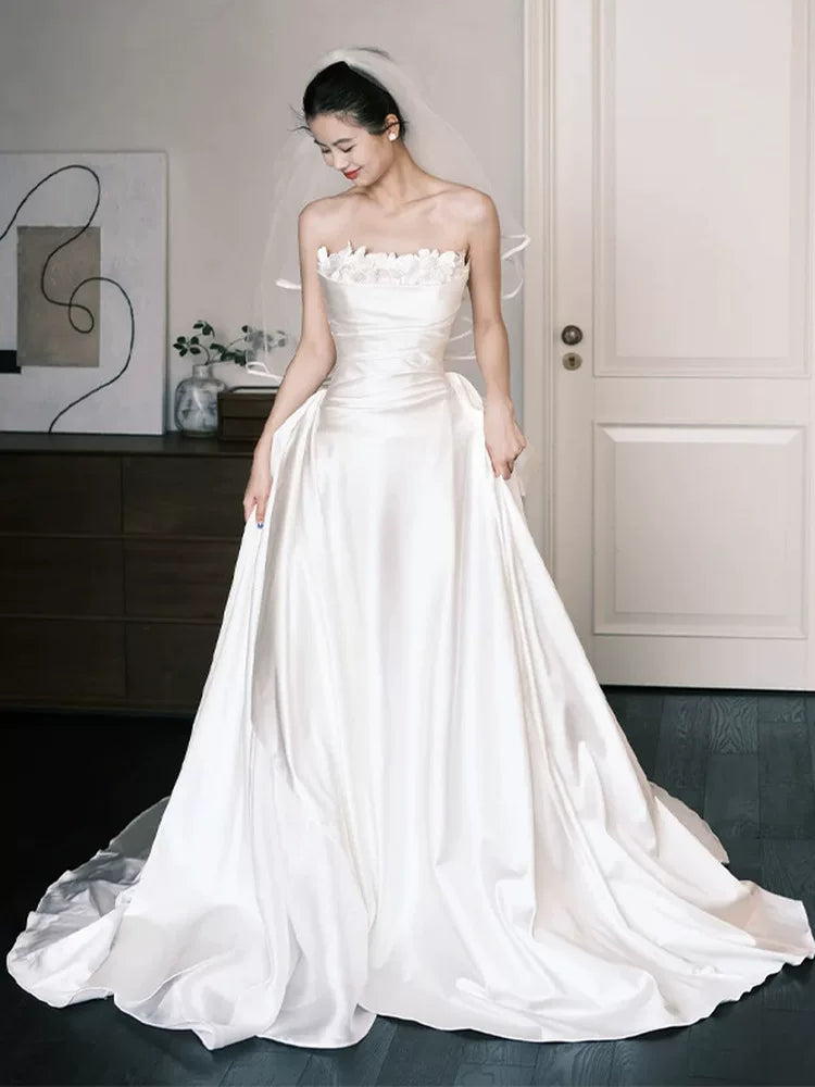 Romantic A-Line Wedding Dress With Veil Strapless Appliques Satin Bridal Gowns AP6908