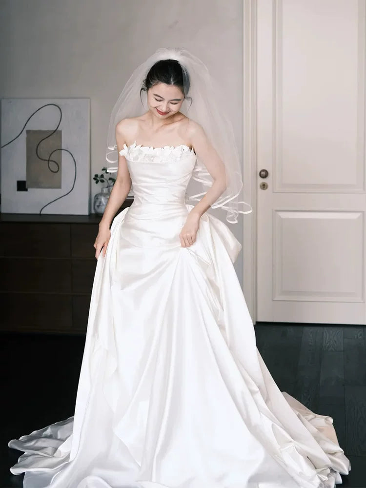 Romantic A-Line Wedding Dress With Veil Strapless Appliques Satin Bridal Gowns AP6908