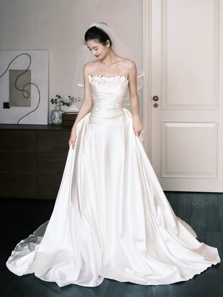 Romantic A-Line Wedding Dress With Veil Strapless Appliques Satin Bridal Gowns AP6908