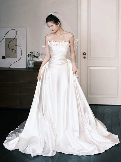 Romantic A-Line Wedding Dress With Veil Strapless Appliques Satin Bridal Gowns AP6908