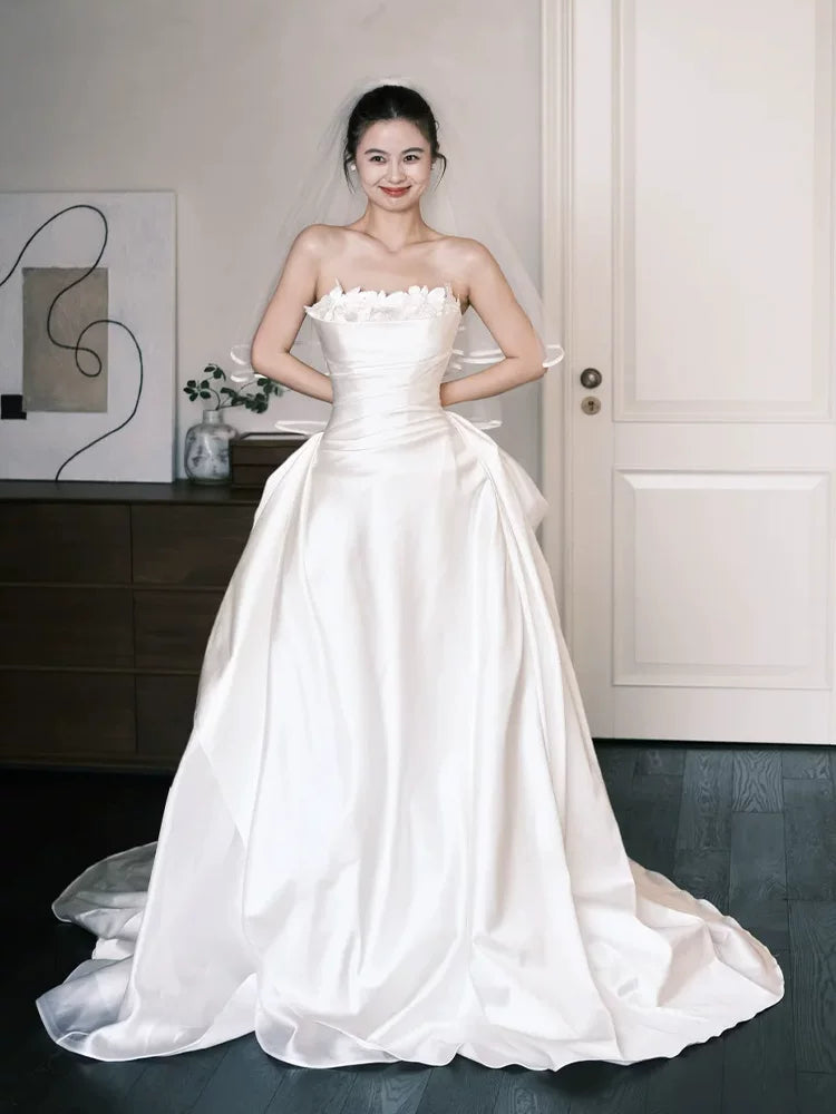 Romantic A-Line Wedding Dress With Veil Strapless Appliques Satin Bridal Gowns AP6908
