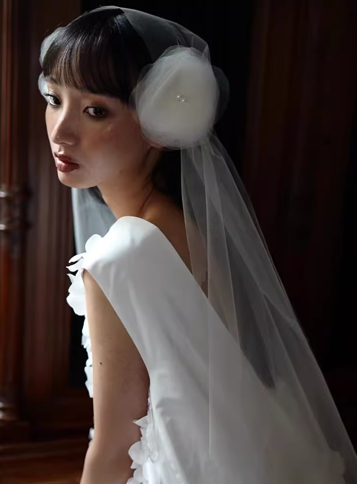 Alluring A-Line Jewel Neck Wedding Dress Inspo Appliques Bridal Gowns With Veil AP6925