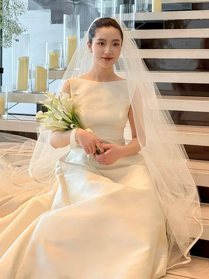 Flowy A-Line Boat Neck Wedding Dress With Veil White Satin Bridal Gowns AP6939