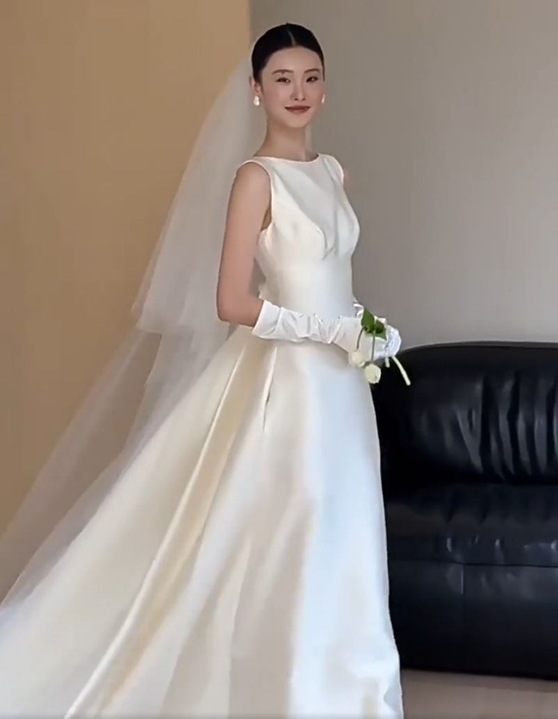 Flowy A-Line Boat Neck Wedding Dress With Veil White Satin Bridal Gowns AP6939