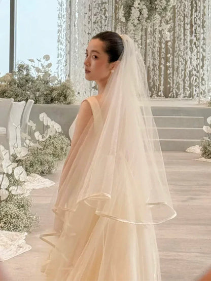 Flowy A-Line Boat Neck Wedding Dress With Veil White Satin Bridal Gowns AP6939