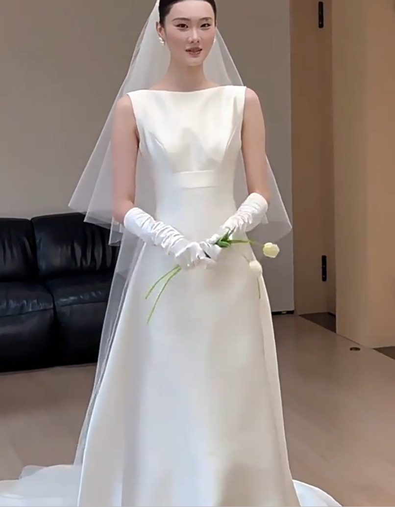Flowy A-Line Boat Neck Wedding Dress With Veil White Satin Bridal Gowns AP6939