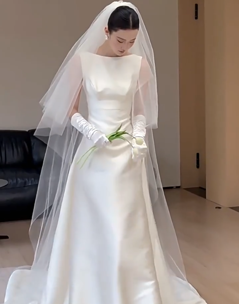 Flowy A-Line Boat Neck Wedding Dress With Veil White Satin Bridal Gowns AP6939