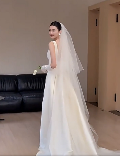 Flowy A-Line Boat Neck Wedding Dress With Veil White Satin Bridal Gowns AP6939