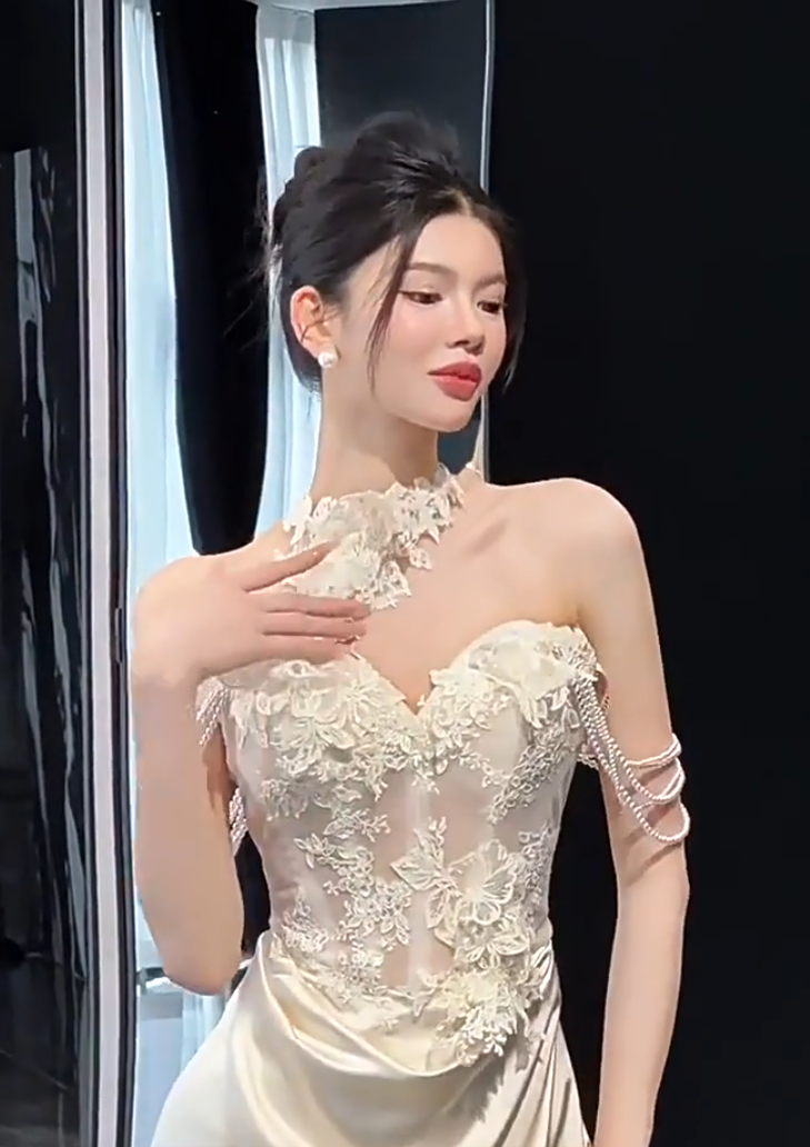 Sparkly Beading Off-Shoulder Satin Wedding Dress With Necklace Mermaid Appliques Sequins Bridal Dress AP6940