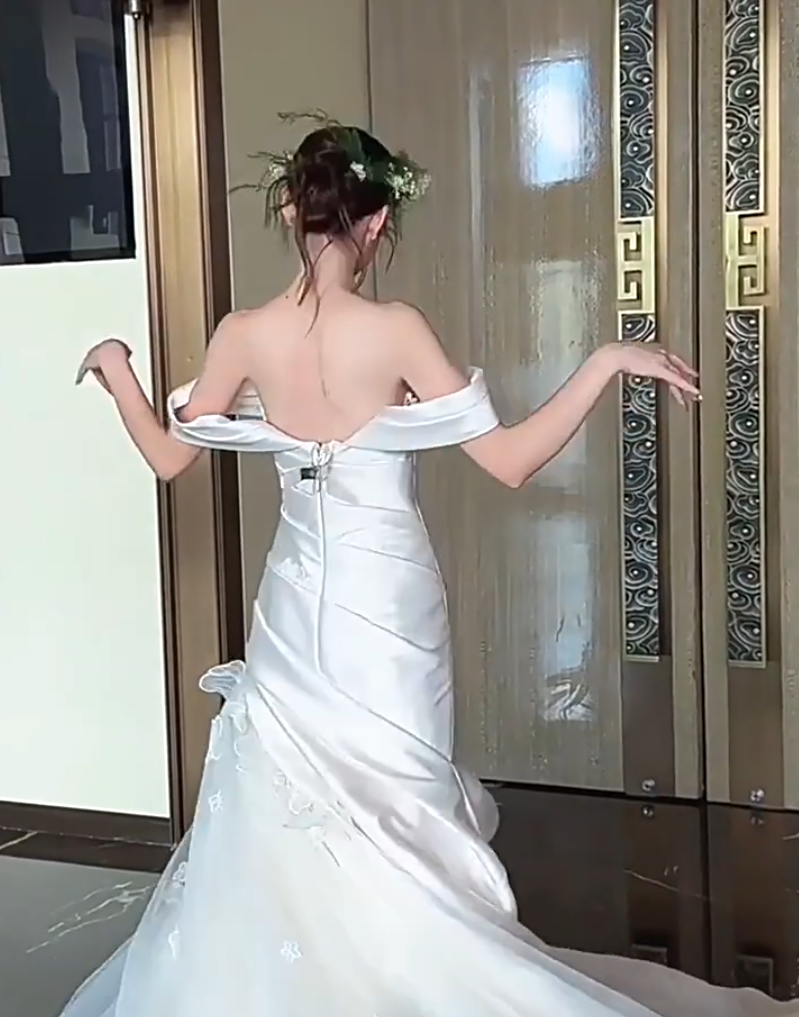 Retro Appliques Tulle Mermaid Wedding Dress Off-Shoulder Satin Bodice Bridal Dress AP6958