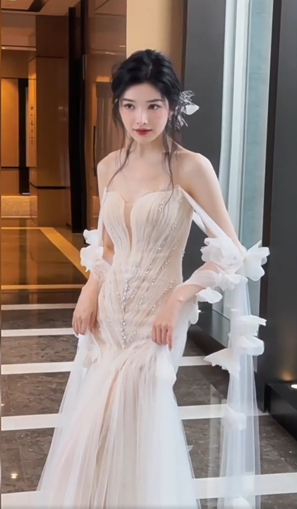 Appealing Appliques Off-Shoulder Tulle Wedding Dress  Beads Sequins Mermaid Bridal Dress AP6970
