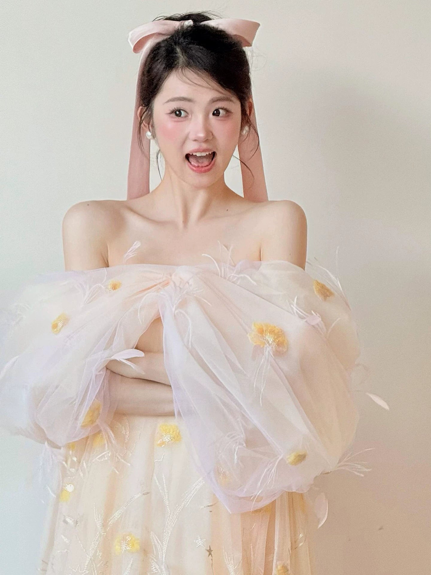 Voluminous Off-Shoulder Light Yellow Prom Dress Appliques Feather A-Line Formal Dress AP7053