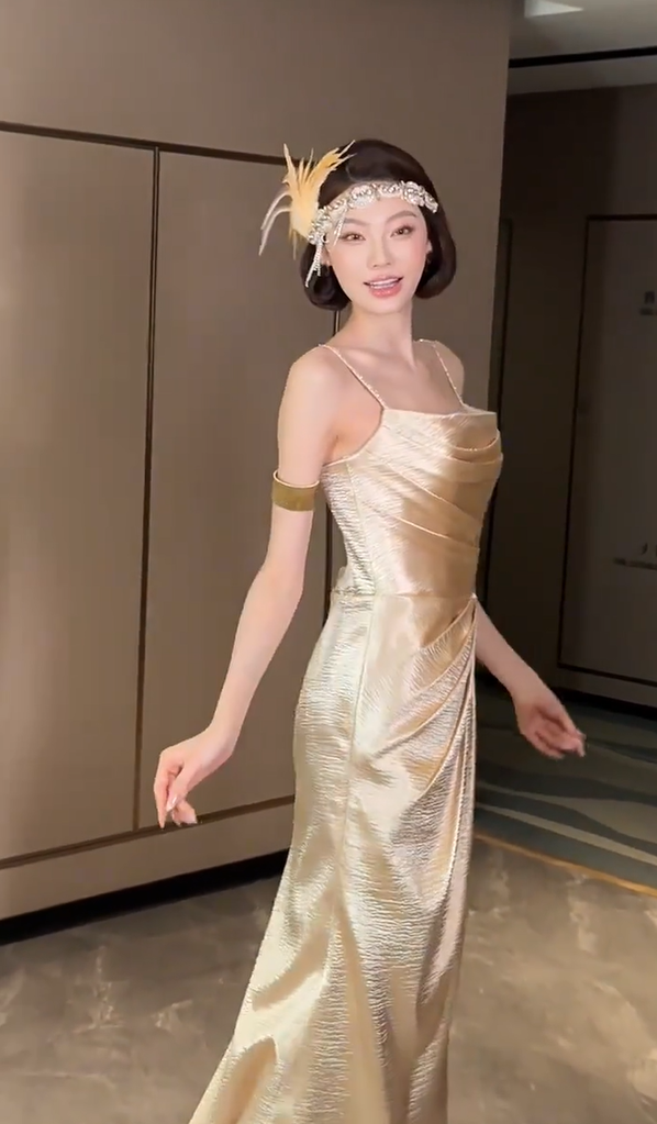 Fantastic Beads Spaghetti Strap Prom Dresses With Scarf Gold Satin Sheath Evening Outfit AP7083